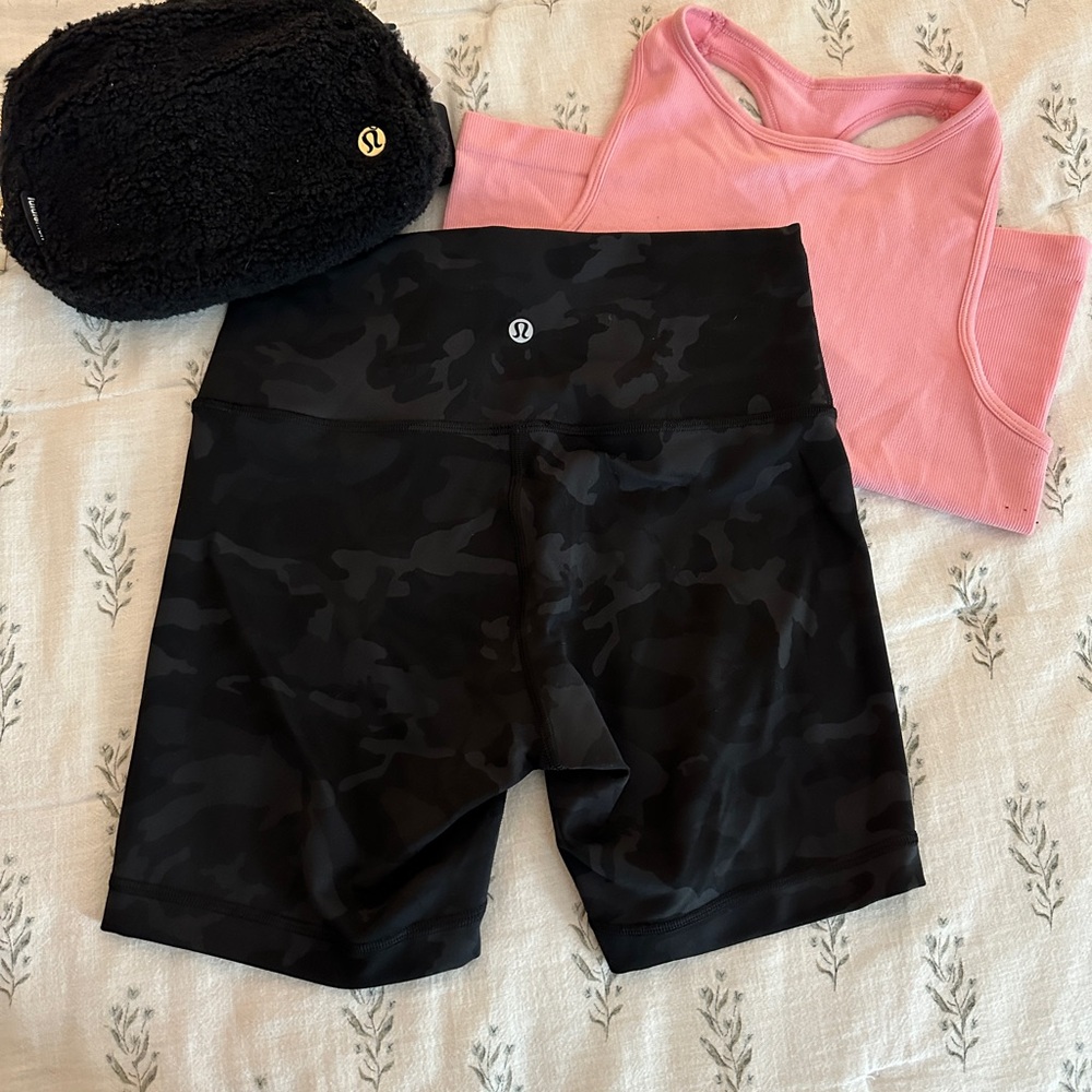 LULUELEMON LIKE NEW WUNDER UNDER HIGH RISE 6” SHORTS CAMO SIZE 6